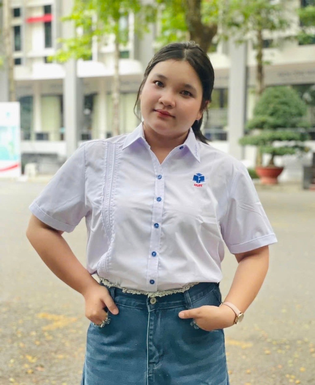 Nữ thủ khoa người Dao mong sau này kiếm thật nhiều tiền - 1