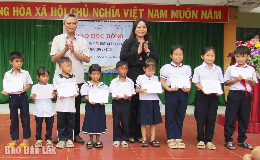 บรรณาธิการบริหารหนังสือพิมพ์วิทยุและโทรทัศน์ Dak Lak นาย Dao Pham Hoang Quyen เลขาธิการคณะกรรมการพรรคประจำตำบล Xuan Lanh นาย Tran Quoc Huy มอบทุนการศึกษาให้กับนักเรียนโรงเรียนประถมศึกษา Xuan Lanh 2
