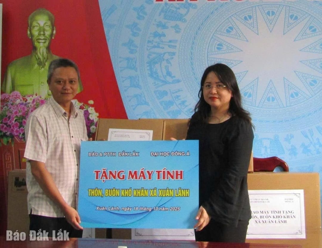 บรรณาธิการบริหารหนังสือพิมพ์ วิทยุ และโทรทัศน์ Dak Lak มอบคอมพิวเตอร์ให้กับผู้นำตำบล Xuan Lanh