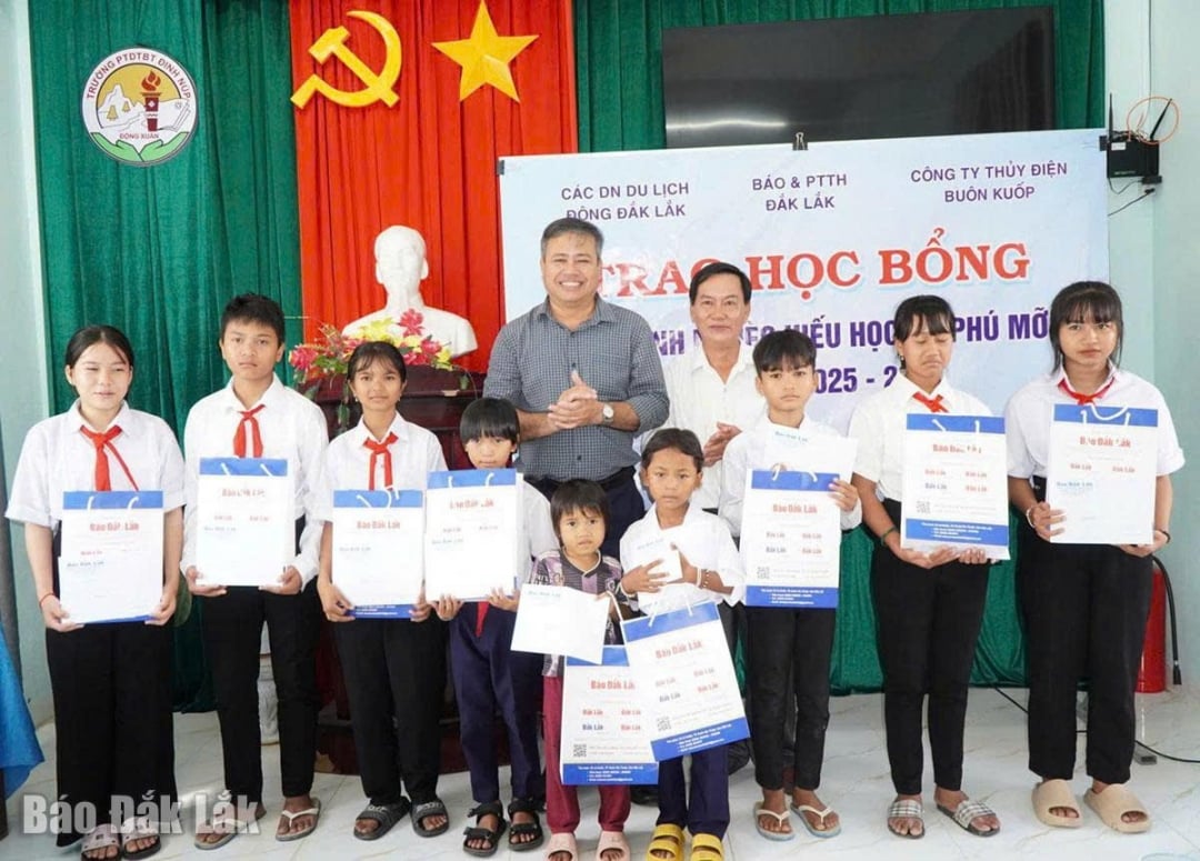 รองบรรณาธิการบริหาร Pham Khanh Minh มอบของขวัญให้กับนักเรียนโรงเรียนประจำ Dinh Nup สำหรับชนกลุ่มน้อย