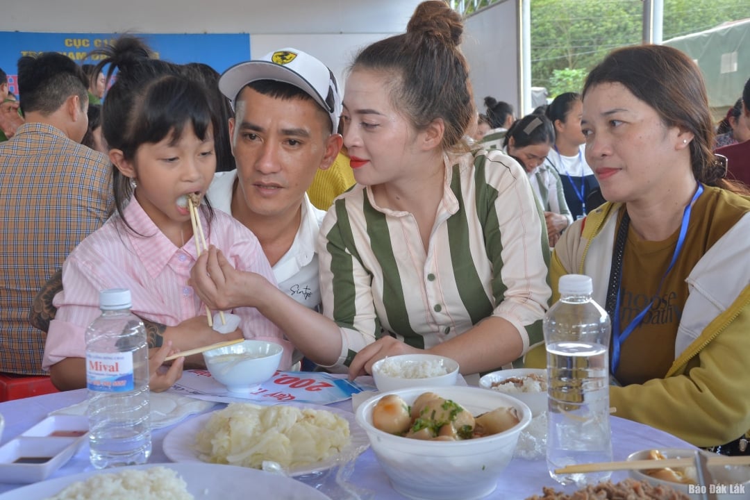 គ្រួសារអ្នកទោសរីករាយនឹងអាហារគ្រួសារដ៏កក់ក្តៅ។