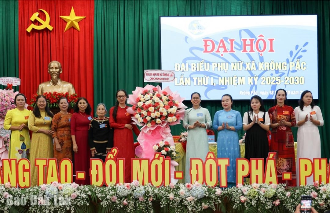 អនុប្រធានសម្ព័ន្ធនារីខេត្ត Vo Thi Ngoc ជូនកម្រងផ្កាអបអរសាទរមហាសន្និបាត។