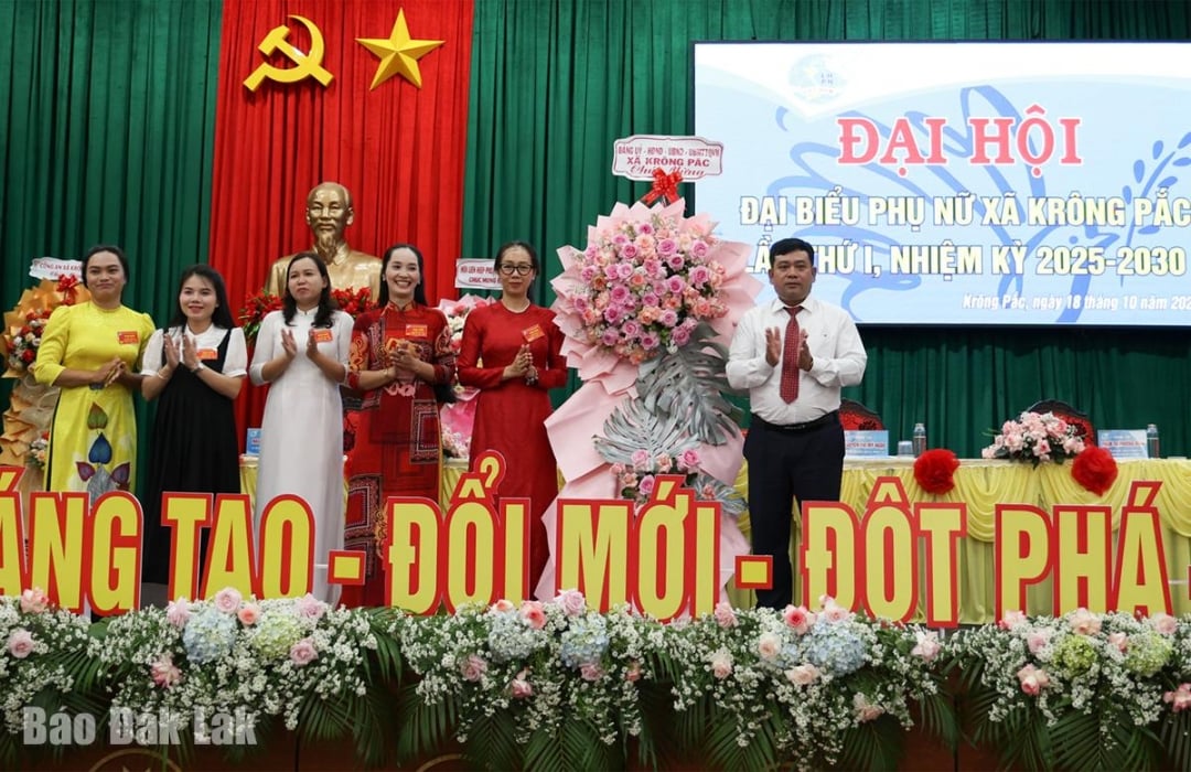 អនុប្រធានអចិន្ត្រៃយ៍គណៈកម្មាធិការបក្សឃុំក្រាំងប៉ាក Y Djoang Nie ជូនផ្កាអបអរសាទរមហាសន្និបាត។