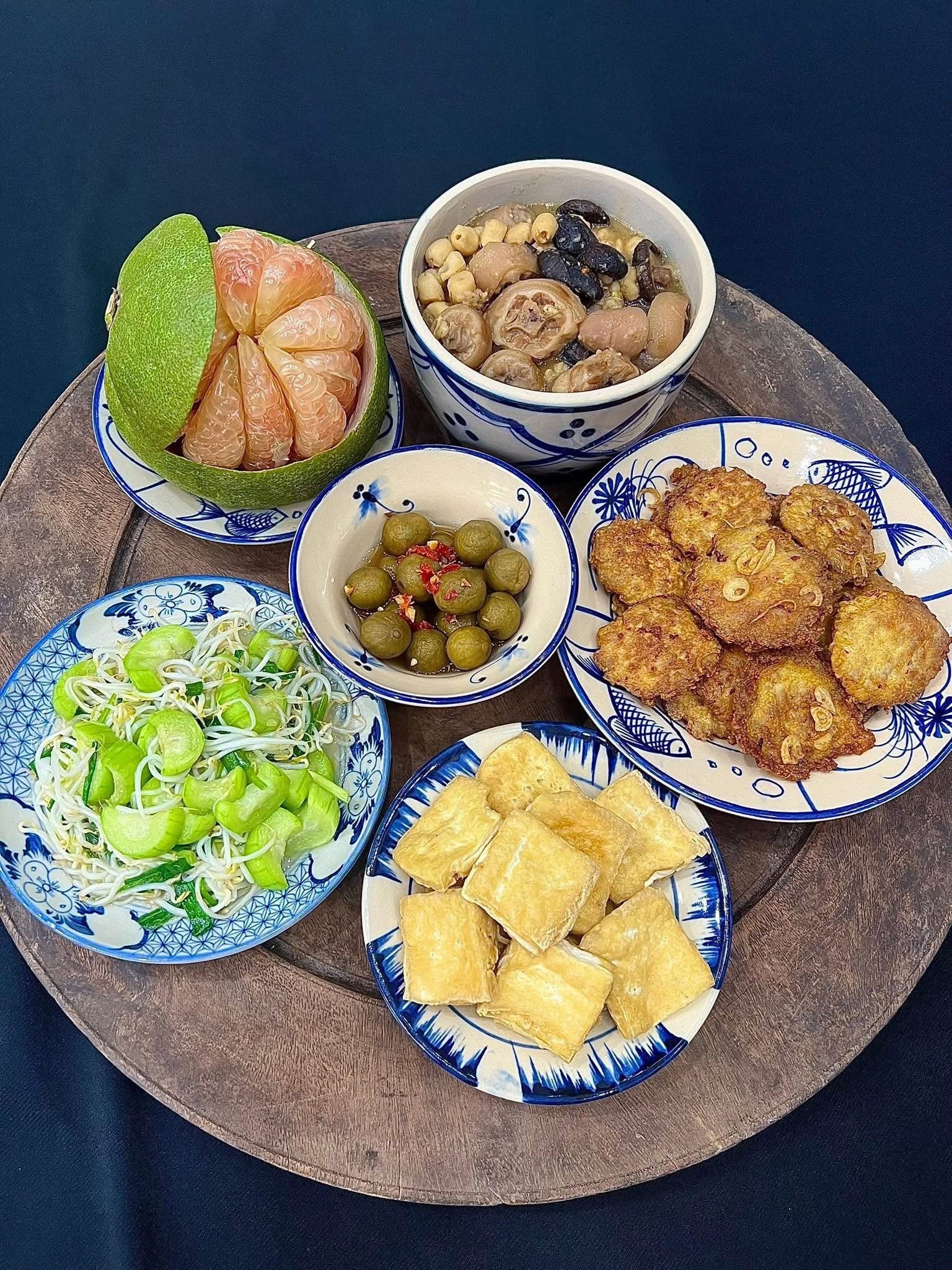 ម្ដាយរបស់អ្នកបម្រើលើយន្តហោះដ៏ស្រស់ស្អាតបានតុបតែងថាសអាហារធ្វើឱ្យអ្នករាល់គ្នាសរសើរមិនដាច់ពីមាត់ - រូបថត ១. Tiếp viên hàng không xinh đẹp bày trí mâm cơm khiến ai cũng trầm trồ khen ngợi - Ảnh 1.