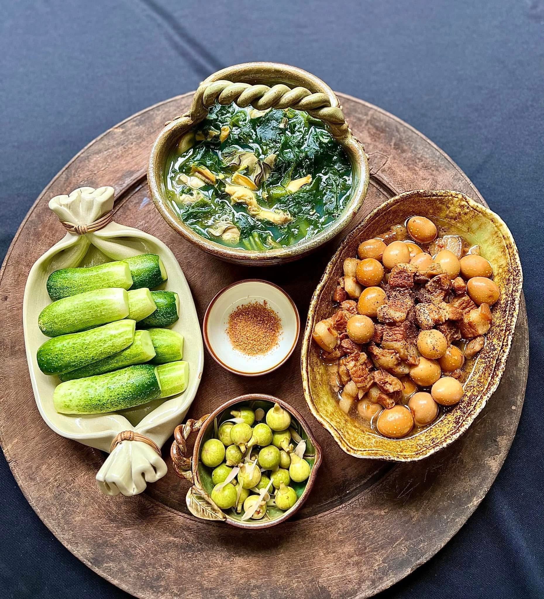 ម្ដាយអ្នកបម្រើលើយន្តហោះដ៏ស្រស់ស្អាតបានតុបតែងថាសអាហារធ្វើឱ្យអ្នករាល់គ្នាសរសើរមិនដាច់ពីមាត់ - រូបថត ២. Tiếp viên hàng không xinh đẹp bày trí mâm cơm khiến ai cũng trầm trồ khen ngợi - Ảnh 2.