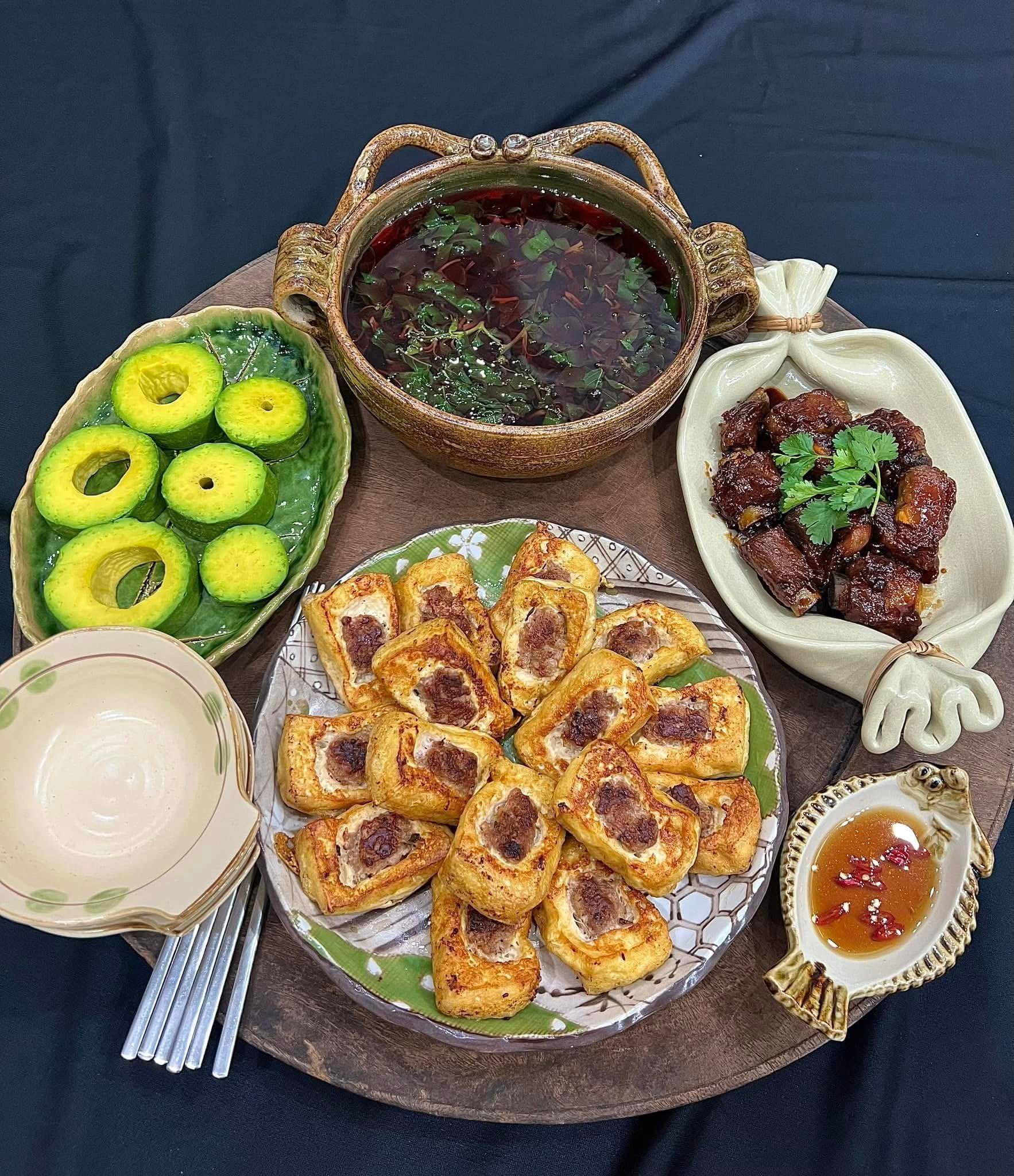 ម្ដាយអ្នកបម្រើលើយន្តហោះដ៏ស្រស់ស្អាតបានតុបតែងថាសអាហារធ្វើឲ្យអ្នករាល់គ្នាសរសើរមិនដាច់ពីមាត់ - រូបថត ៣. Tiếp viên hàng không xinh đẹp bày trí mâm cơm khiến ai cũng trầm trồ khen ngợi - Ảnh 3.