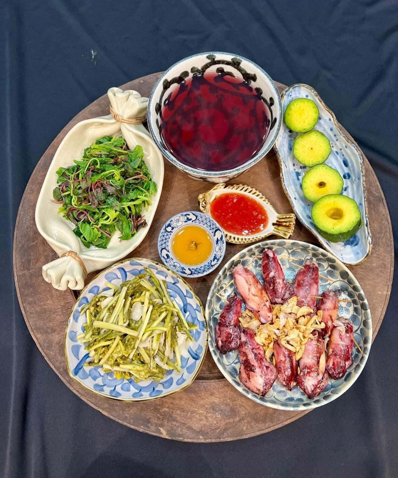 ម្ដាយអ្នកបម្រើលើយន្តហោះដ៏ស្រស់ស្អាតបានតុបតែងថាសអាហារធ្វើឲ្យអ្នករាល់គ្នាសរសើរមិនដាច់ពីមាត់ - រូបថត ៥. Tiếp viên hàng không xinh đẹp bày trí mâm cơm khiến ai cũng trầm trồ khen ngợi - Ảnh 5.