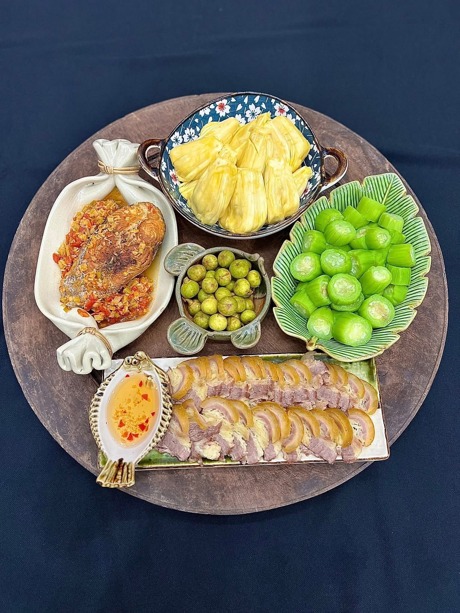 ម្ដាយអ្នកបម្រើលើយន្តហោះដ៏ស្រស់ស្អាតបានតុបតែងថាសអាហារធ្វើឲ្យអ្នករាល់គ្នាសរសើរមិនដាច់ពីមាត់ - រូបថត ៦. Tiếp viên hàng không xinh đẹp bày trí mâm cơm khiến ai cũng trầm trồ khen ngợi - Ảnh 6.