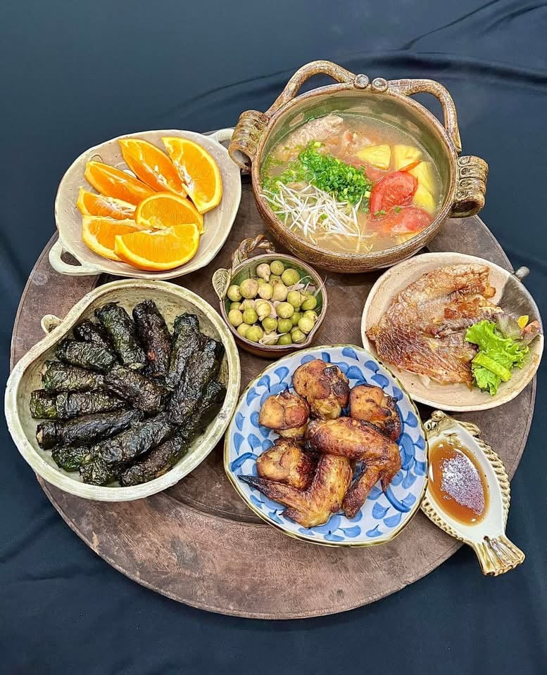 ម្ដាយអ្នកបម្រើលើយន្តហោះដ៏ស្រស់ស្អាតបានតុបតែងថាសអាហារធ្វើឱ្យអ្នករាល់គ្នាសរសើរនិងសរសើរនាង - រូបថត ៩. Tiếp viên hàng không xinh đẹp bày trí mâm cơm khiến ai cũng trầm trồ khen ngợi - Ảnh 9.