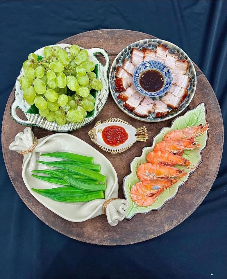 ម្ដាយអ្នកបម្រើលើយន្តហោះដ៏ស្រស់ស្អាតបានតុបតែងថាសអាហារធ្វើឲ្យអ្នករាល់គ្នាសរសើរមិនដាច់ពីមាត់ - រូបថត ១០. Tiếp viên hàng không xinh đẹp bày trí mâm cơm khiến ai cũng trầm trồ khen ngợi - Ảnh 10.