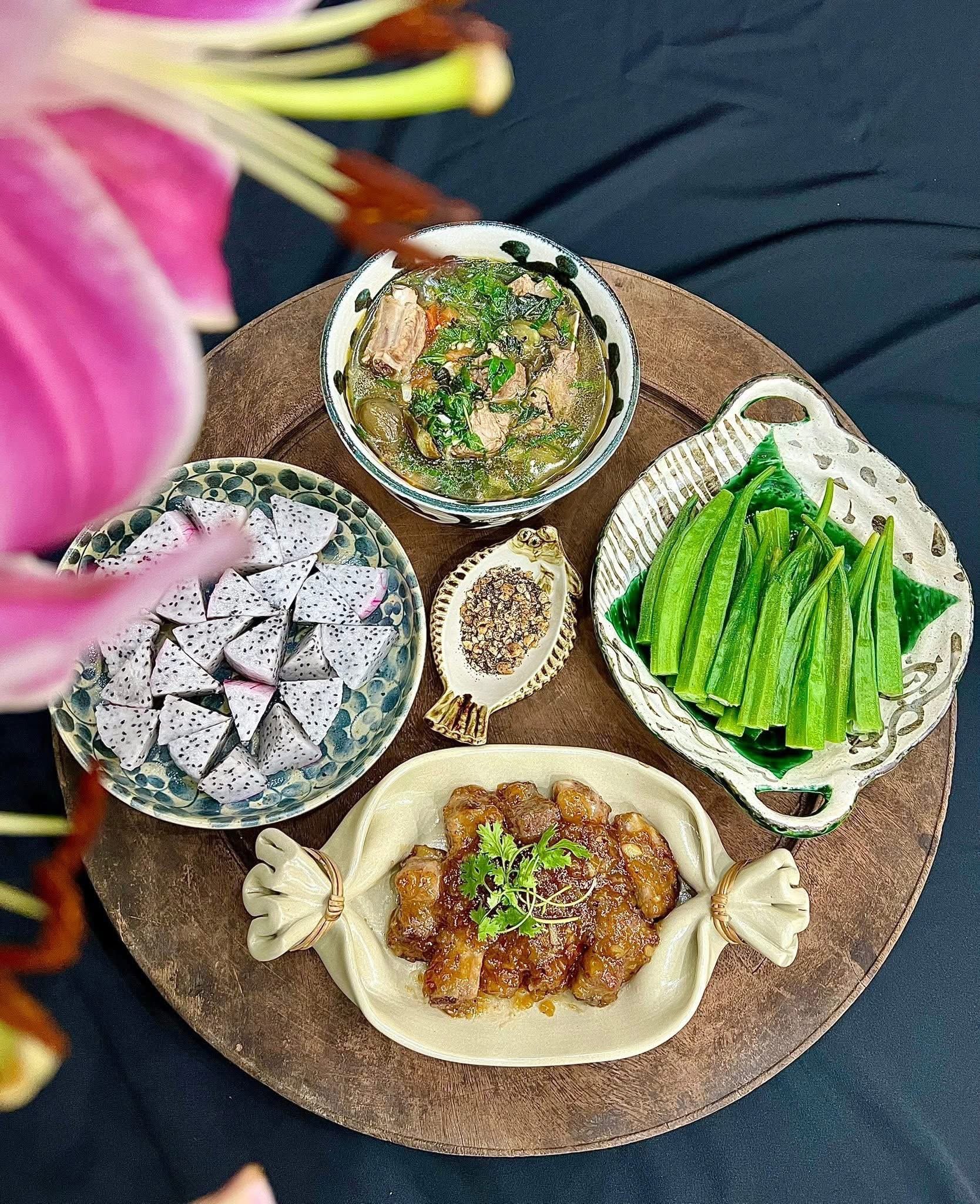ម្ដាយអ្នកបម្រើលើយន្តហោះដ៏ស្រស់ស្អាតបានតុបតែងថាសអាហារធ្វើឱ្យអ្នករាល់គ្នាសរសើរនិងសរសើរនាង - រូបថត ១២. Tiếp viên hàng không xinh đẹp bày trí mâm cơm khiến ai cũng trầm trồ khen ngợi - Ảnh 12.