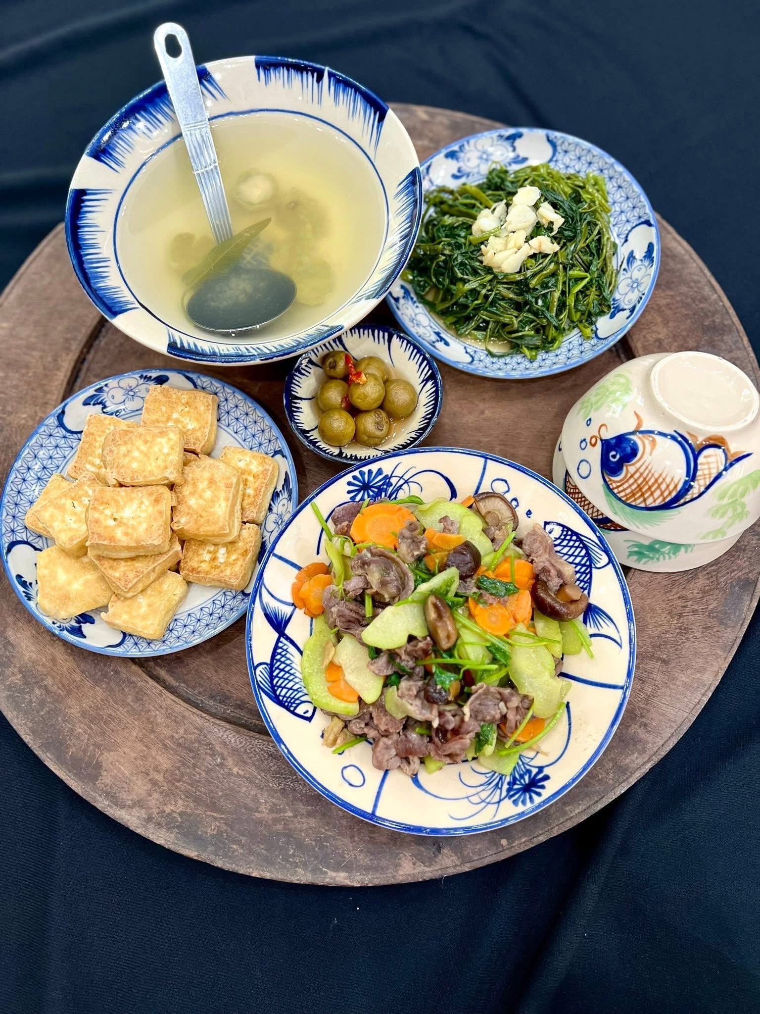 ម្ដាយរបស់អ្នកបម្រើលើយន្តហោះដ៏ស្រស់ស្អាតបានតុបតែងថាសអាហារធ្វើឱ្យអ្នករាល់គ្នាសរសើរនិងសរសើរនាង - រូបថត ១៣. Tiếp viên hàng không xinh đẹp bày trí mâm cơm khiến ai cũng trầm trồ khen ngợi - Ảnh 13.