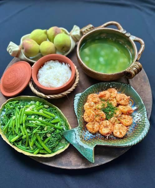ម្ដាយអ្នកបម្រើលើយន្តហោះដ៏ស្រស់ស្អាតបានតុបតែងថាសអាហារធ្វើឱ្យអ្នករាល់គ្នាសរសើរនិងសរសើរនាង - រូបថត ១៥. Tiếp viên hàng không xinh đẹp bày trí mâm cơm khiến ai cũng trầm trồ khen ngợi - Ảnh 15.