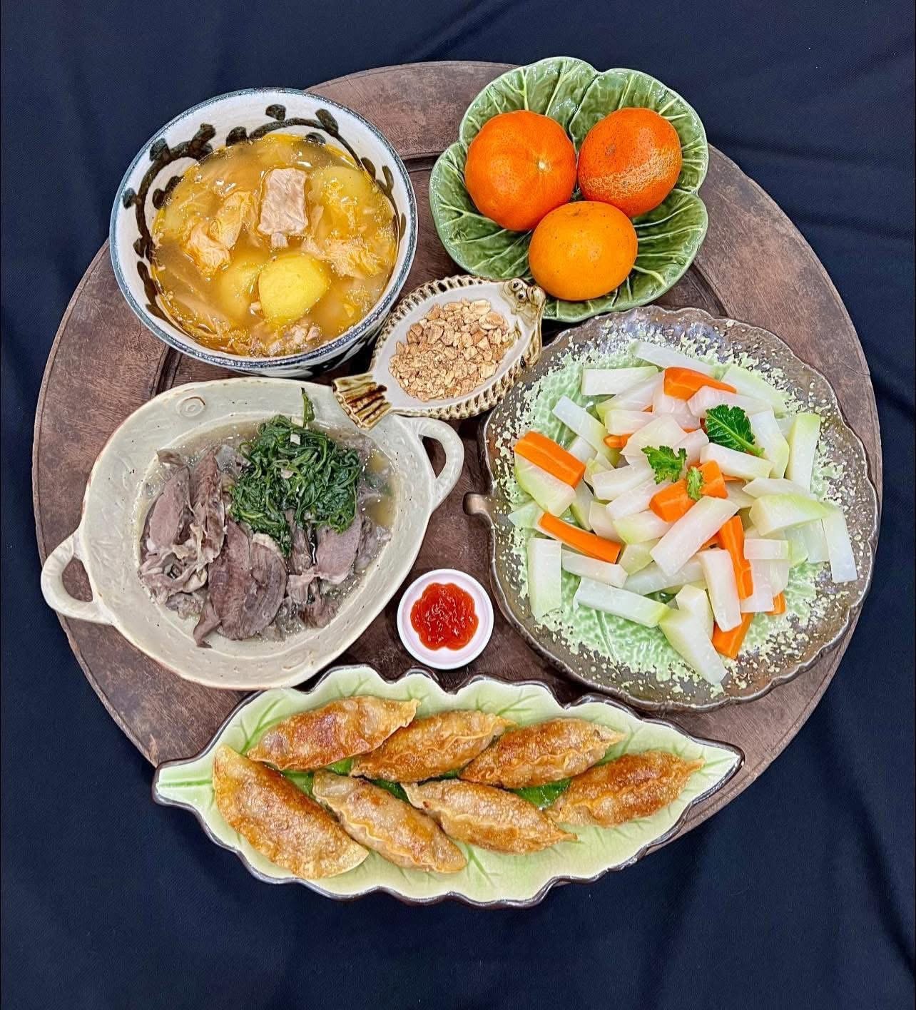 ម្ដាយអ្នកបម្រើលើយន្តហោះដ៏ស្រស់ស្អាតបានតុបតែងថាសអាហារធ្វើឱ្យអ្នករាល់គ្នាសរសើរនិងសរសើរនាង - រូបថត ១៦. Tiếp viên hàng không xinh đẹp bày trí mâm cơm khiến ai cũng trầm trồ khen ngợi - Ảnh 16.