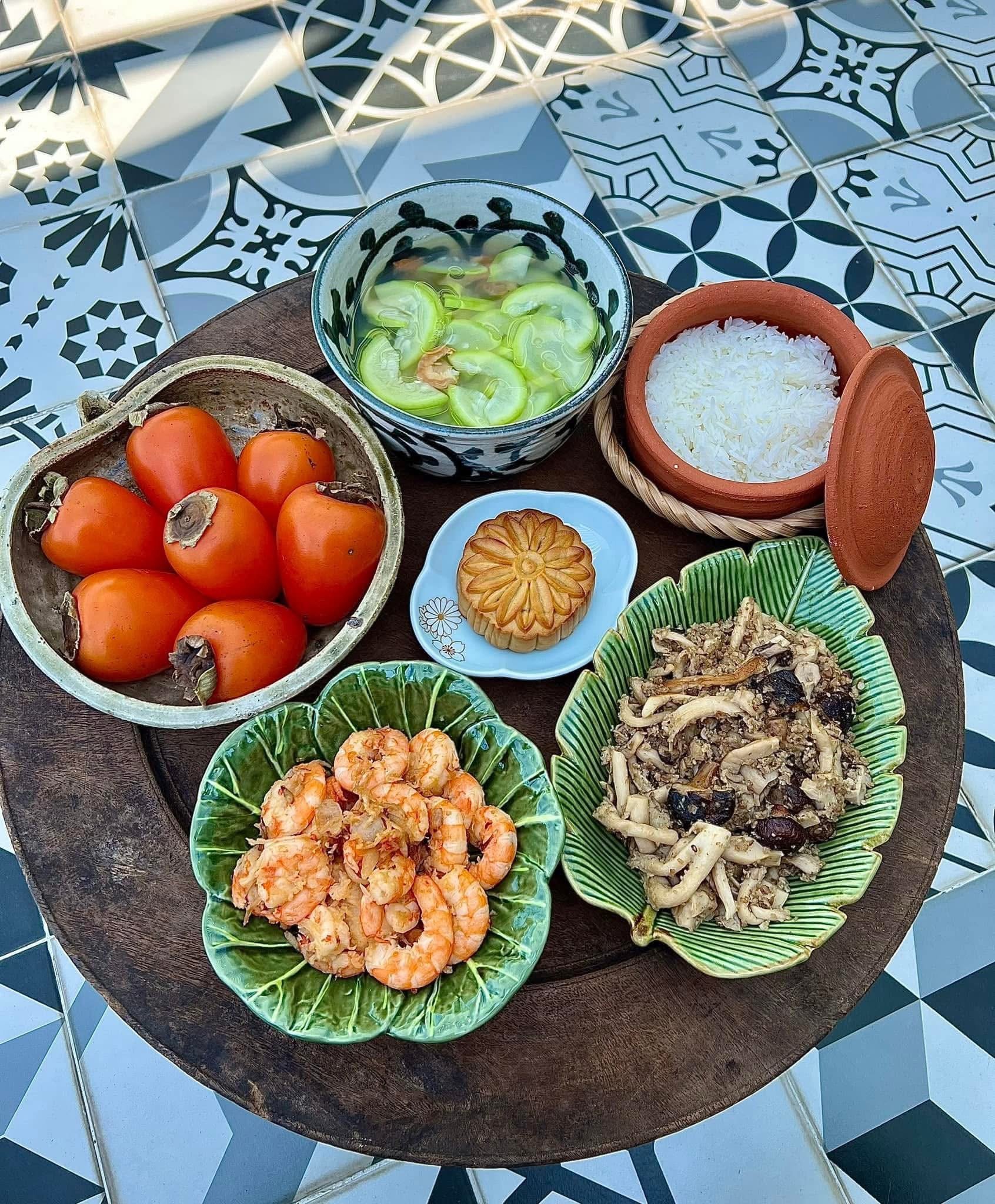 ម្ដាយរបស់អ្នកបម្រើលើយន្តហោះដ៏ស្រស់ស្អាតបានតុបតែងថាសអាហារធ្វើឱ្យអ្នករាល់គ្នាសរសើរនិងសរសើរនាង - រូបថត ១៧. Tiếp viên hàng không xinh đẹp bày trí mâm cơm khiến ai cũng trầm trồ khen ngợi - Ảnh 17.