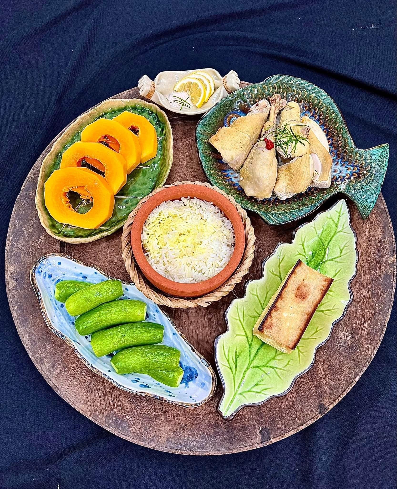 ម្ដាយអ្នកបម្រើលើយន្តហោះដ៏ស្រស់ស្អាតបានតុបតែងថាសអាហារធ្វើឲ្យអ្នករាល់គ្នាសរសើរនិងសរសើរនាង - រូបថត ១៩. Tiếp viên hàng không xinh đẹp bày trí mâm cơm khiến ai cũng trầm trồ khen ngợi - Ảnh 19.