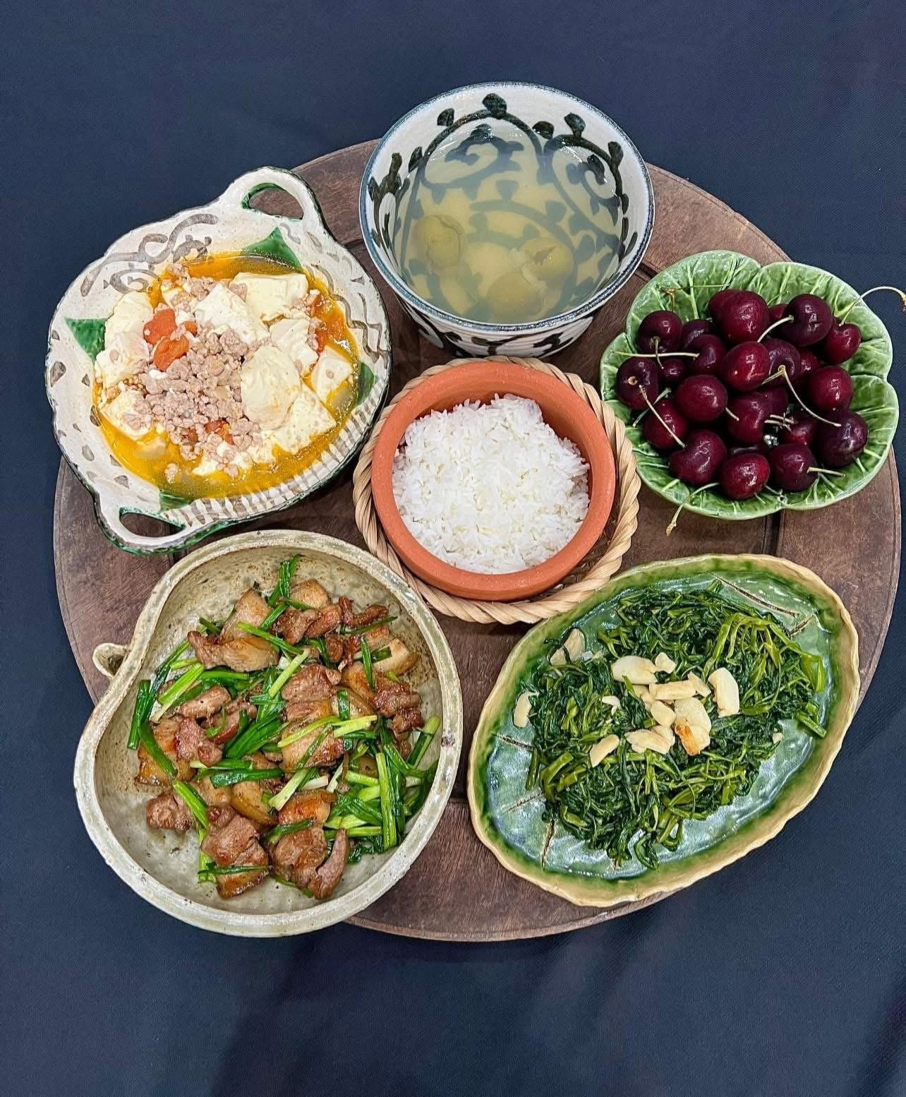 ការរៀបចំថាសអាហារដ៏ស្រស់ស្អាតរបស់អ្នកបម្រើលើយន្តហោះធ្វើឱ្យអ្នករាល់គ្នាសរសើរនិងសរសើរនាង - រូបថត ២១. Tiếp viên hàng không xinh đẹp bày trí mâm cơm khiến ai cũng trầm trồ khen ngợi - Ảnh 21.