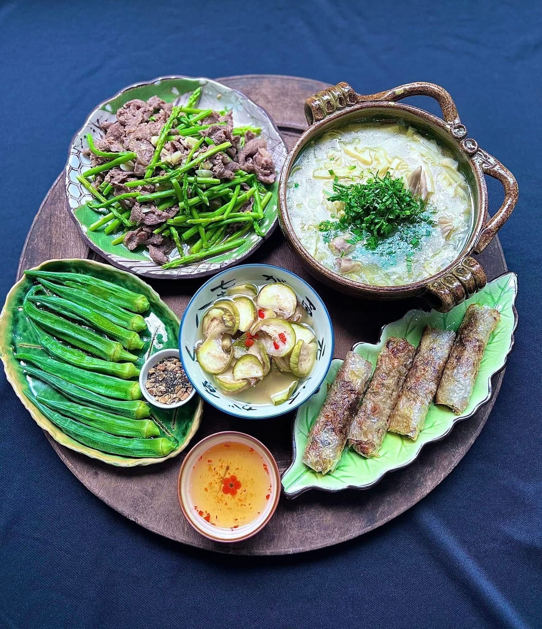 ម្ដាយអ្នកបម្រើលើយន្តហោះដ៏ស្រស់ស្អាតបានតុបតែងថាសអាហារធ្វើឱ្យអ្នករាល់គ្នាសរសើរមិនដាច់ពីមាត់ - រូបថត ២២. Tiếp viên hàng không xinh đẹp bày trí mâm cơm khiến ai cũng trầm trồ khen ngợi - Ảnh 22.