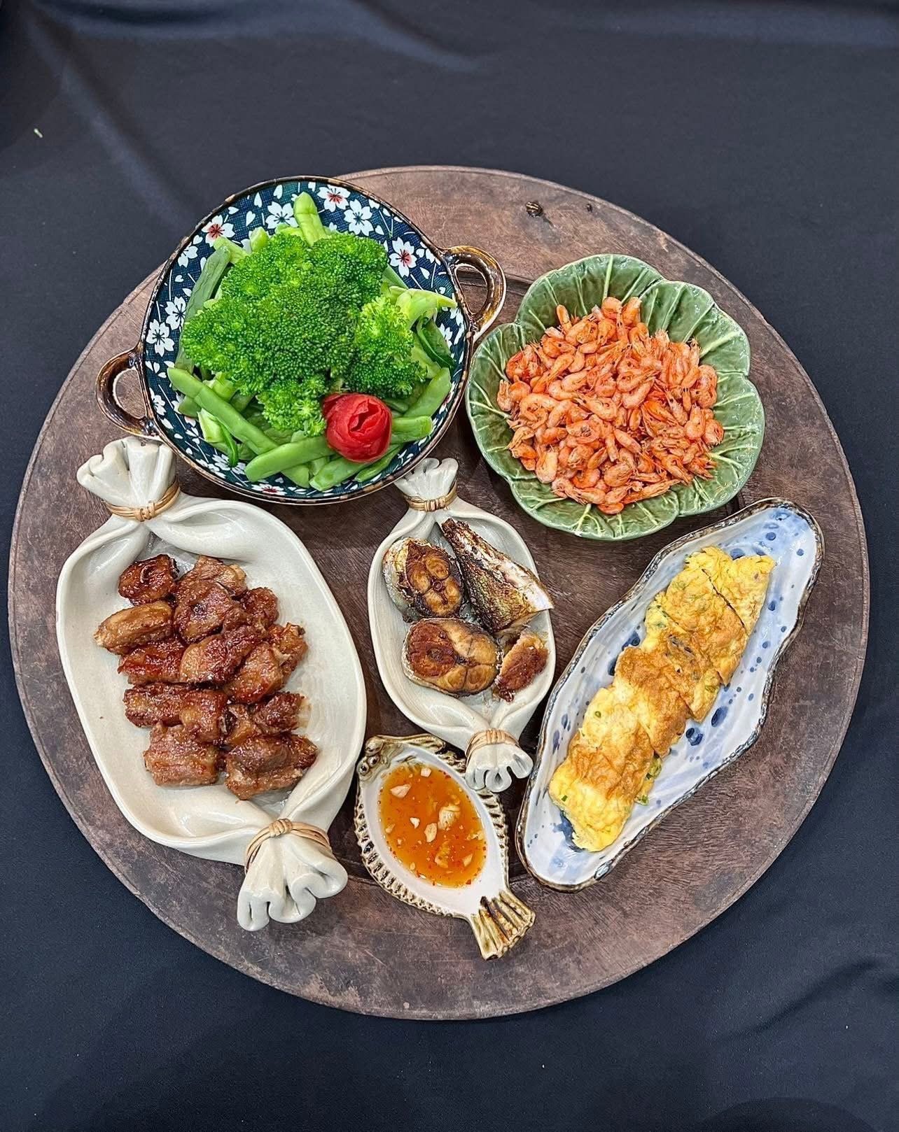 ម្ដាយអ្នកបម្រើលើយន្តហោះដ៏ស្រស់ស្អាតបានតុបតែងថាសអាហារធ្វើឱ្យអ្នករាល់គ្នាសរសើរនិងសរសើរនាង - រូបថត ២៣. Tiếp viên hàng không xinh đẹp bày trí mâm cơm khiến ai cũng trầm trồ khen ngợi - Ảnh 23.