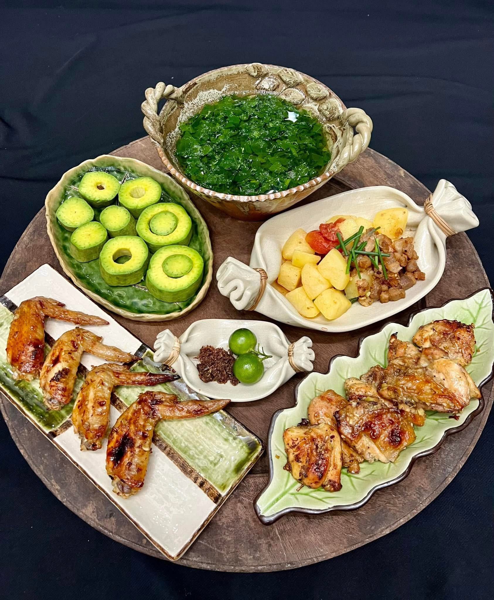 ម្ដាយអ្នកបម្រើលើយន្តហោះដ៏ស្រស់ស្អាតបានតុបតែងថាសអាហារធ្វើឱ្យអ្នករាល់គ្នាកោតសរសើរ និងសរសើរនាង - រូបថត ២៥. Tiếp viên hàng không xinh đẹp bày trí mâm cơm khiến ai cũng trầm trồ khen ngợi - Ảnh 25.