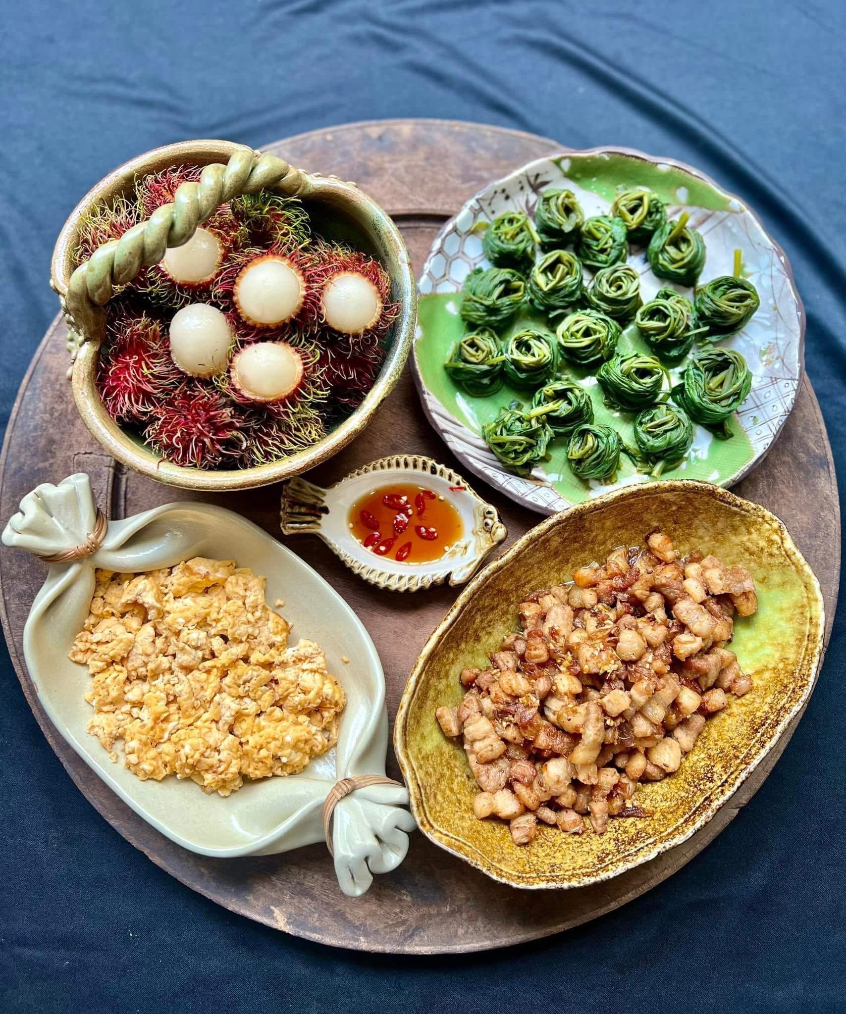 Tiếp viên hàng không xinh đẹp bày trí mâm cơm khiến ai cũng trầm trồ khen ngợi - Ảnh 26.