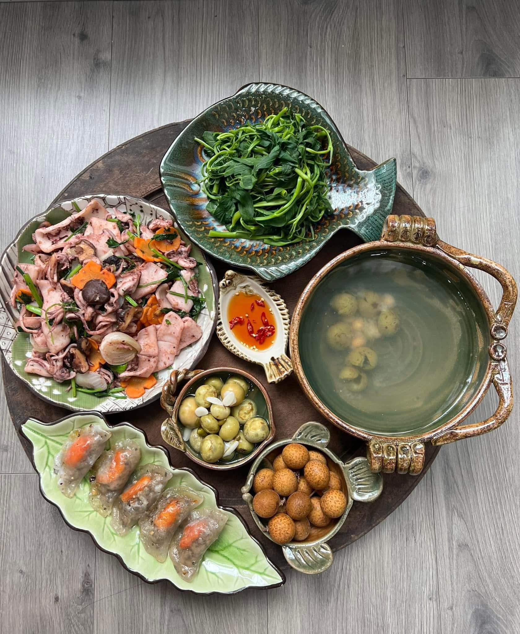 ការរៀបចំថាសអាហាររបស់អ្នកបម្រើលើយន្តហោះដ៏ស្រស់ស្អាត ធ្វើឱ្យអ្នករាល់គ្នាសរសើរនិងសរសើរនាង - រូបថត ២៧. Tiếp viên hàng không xinh đẹp bày trí mâm cơm khiến ai cũng trầm trồ khen ngợi - Ảnh 27.