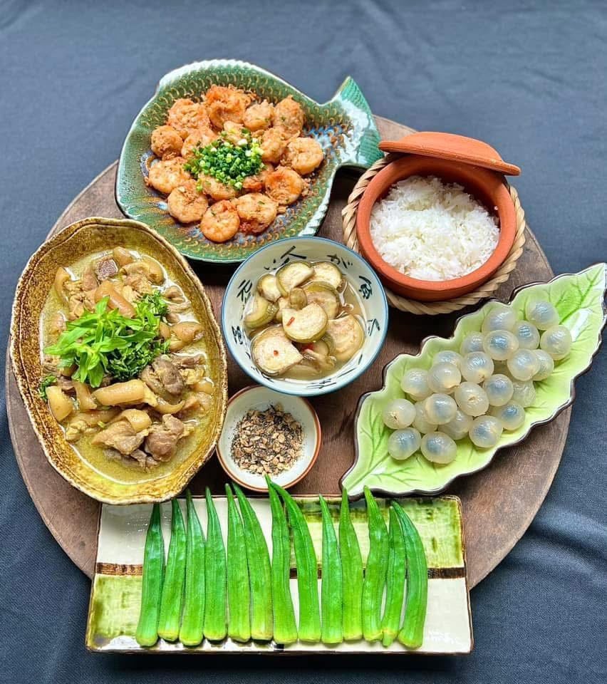 ម្ដាយអ្នកបម្រើលើយន្តហោះដ៏ស្រស់ស្អាតបានតុបតែងថាសអាហារធ្វើឱ្យអ្នករាល់គ្នាសរសើរនិងសរសើរនាង - រូបថត 29 ។ Tiếp viên hàng không xinh đẹp bày trí mâm cơm khiến ai cũng trầm trồ khen ngợi - Ảnh 29.