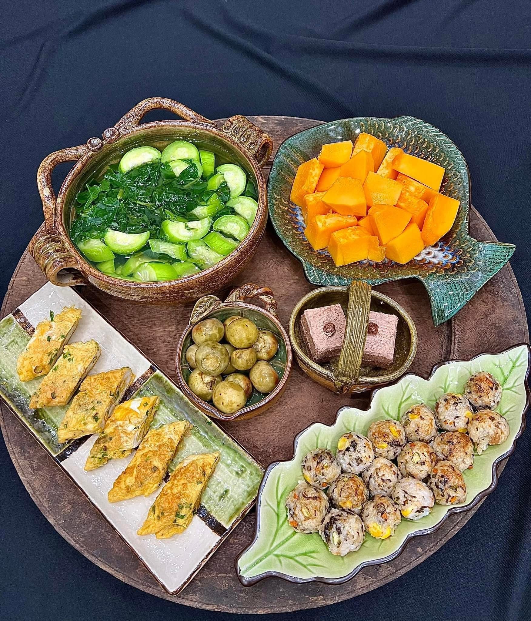 ម្ដាយរបស់អ្នកបម្រើលើយន្តហោះដ៏ស្រស់ស្អាតបានតុបតែងថាសអាហារធ្វើឲ្យអ្នករាល់គ្នាសរសើរនិងសរសើរនាង - រូបថត ៣០. Tiếp viên hàng không xinh đẹp bày trí mâm cơm khiến ai cũng trầm trồ khen ngợi - Ảnh 30.