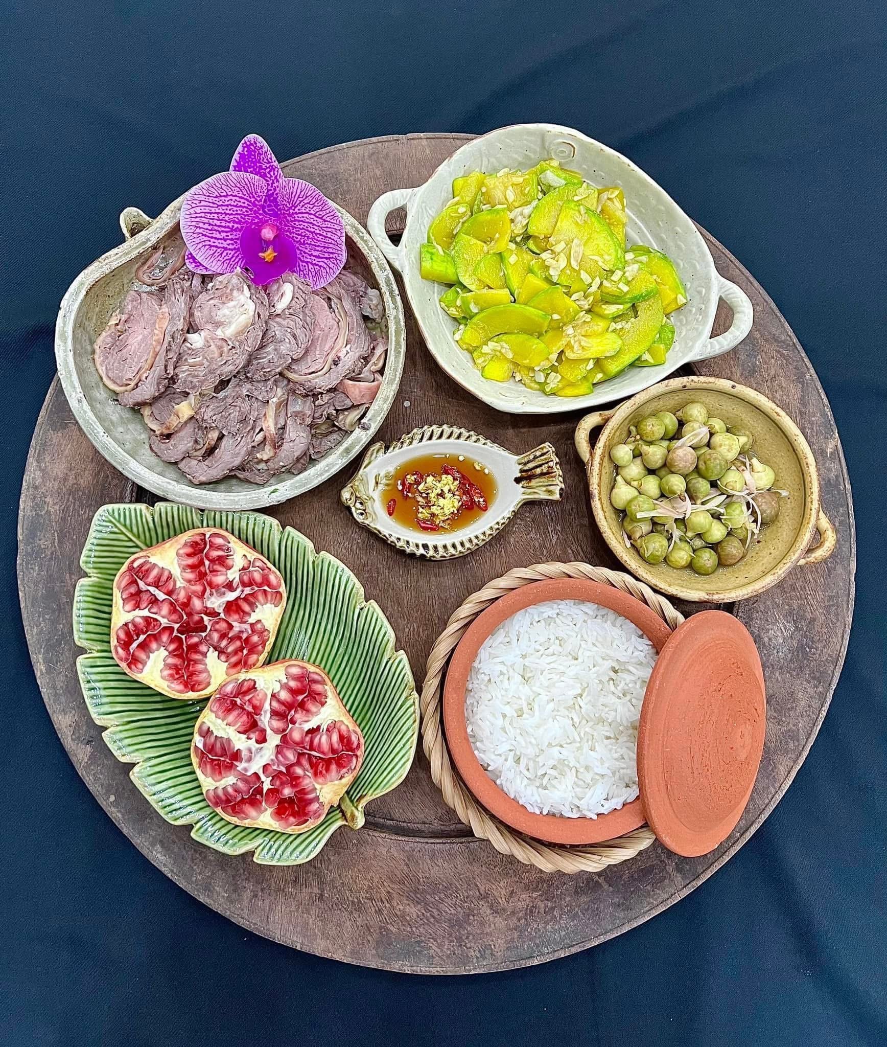 ម្ដាយរបស់អ្នកបម្រើលើយន្តហោះដ៏ស្រស់ស្អាតបានតុបតែងថាសអាហារធ្វើឱ្យអ្នករាល់គ្នាសរសើរនិងសរសើរនាង - រូបថត 35 ។ Tiếp viên hàng không xinh đẹp bày trí mâm cơm khiến ai cũng trầm trồ khen ngợi - Ảnh 35.