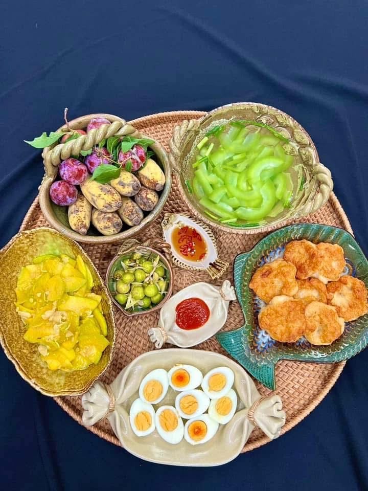 ម្ដាយរបស់អ្នកបម្រើលើយន្តហោះដ៏ស្រស់ស្អាតបានតុបតែងថាសអាហារធ្វើឱ្យអ្នករាល់គ្នាសរសើរនិងសរសើរនាង - រូបថត 36 ។ Tiếp viên hàng không xinh đẹp bày trí mâm cơm khiến ai cũng trầm trồ khen ngợi - Ảnh 36.