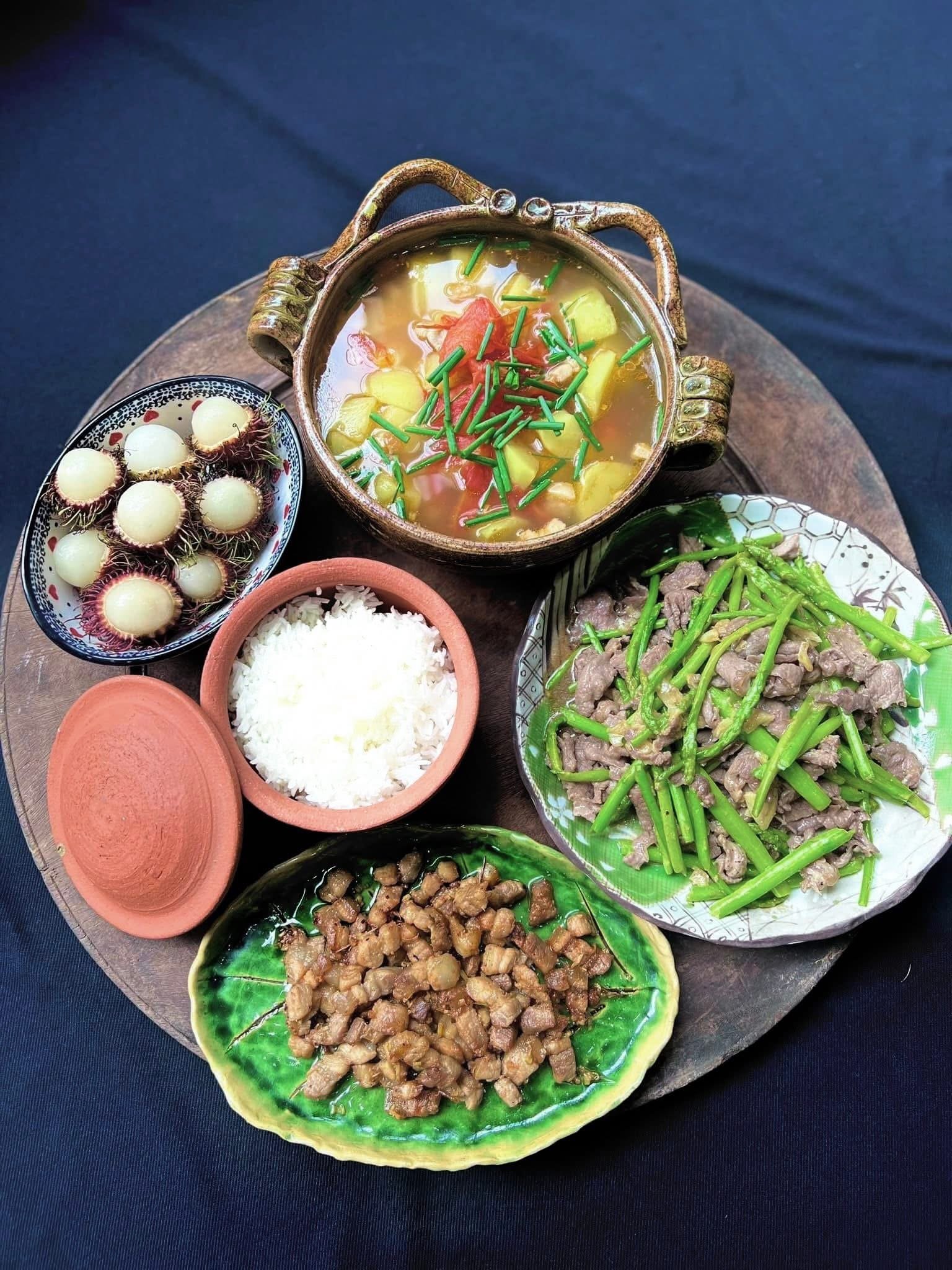 ម្ដាយអ្នកបម្រើលើយន្តហោះដ៏ស្រស់ស្អាតបានតុបតែងថាសអាហារធ្វើឲ្យអ្នករាល់គ្នាសរសើរនិងសរសើរនាង - រូបថត ៣៨. Tiếp viên hàng không xinh đẹp bày trí mâm cơm khiến ai cũng trầm trồ khen ngợi - Ảnh 38.