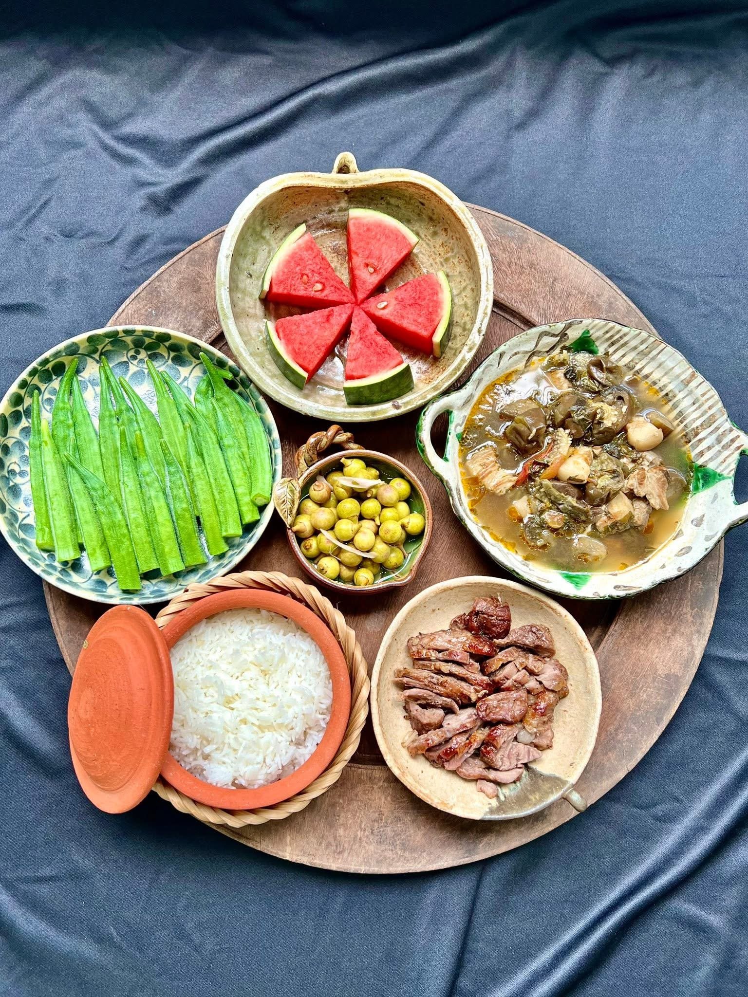 ម្ដាយរបស់អ្នកបម្រើលើយន្តហោះដ៏ស្រស់ស្អាតបានតុបតែងថាសអាហារធ្វើឱ្យអ្នករាល់គ្នាសរសើរនិងសរសើរនាង - រូបថត 40 ។ Tiếp viên hàng không xinh đẹp bày trí mâm cơm khiến ai cũng trầm trồ khen ngợi - Ảnh 40.