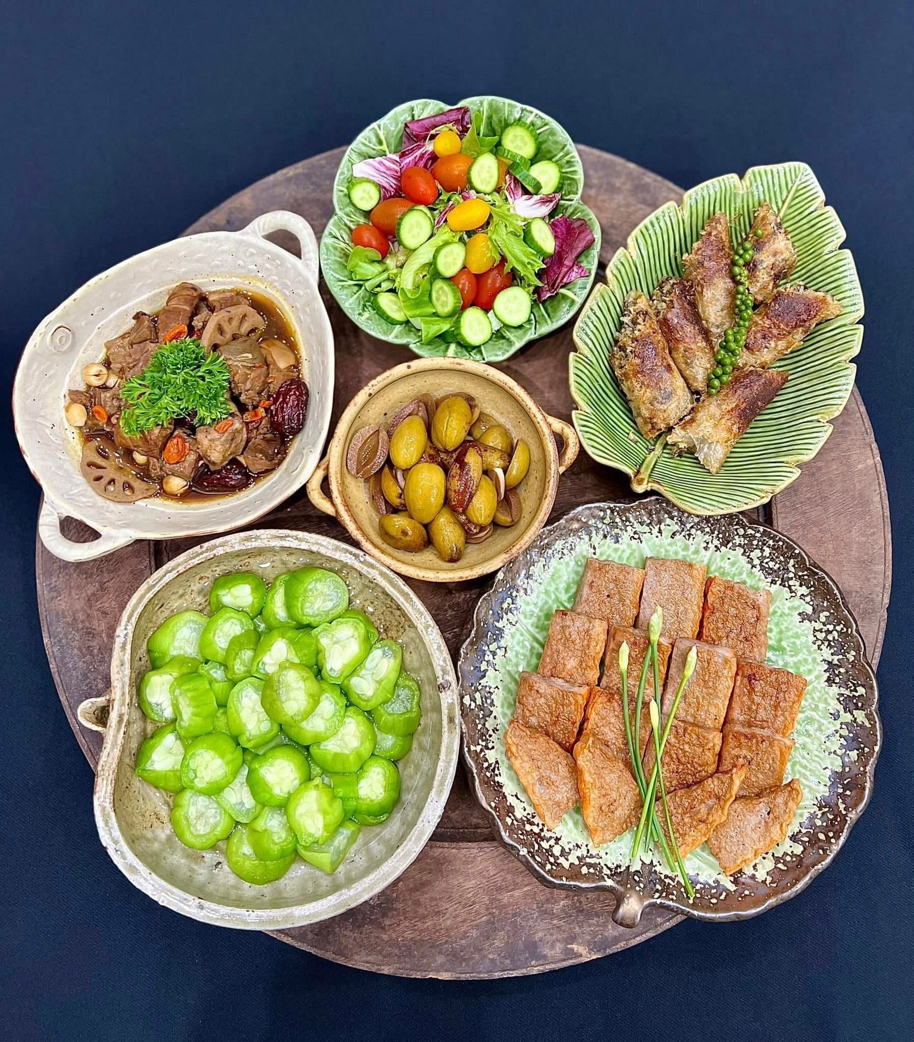 ម្ដាយអ្នកបម្រើលើយន្តហោះដ៏ស្រស់ស្អាតបានតុបតែងថាសអាហារធ្វើឱ្យអ្នករាល់គ្នាសរសើរនិងសរសើរនាង - រូបថត ៤១. Tiếp viên hàng không xinh đẹp bày trí mâm cơm khiến ai cũng trầm trồ khen ngợi - Ảnh 41.