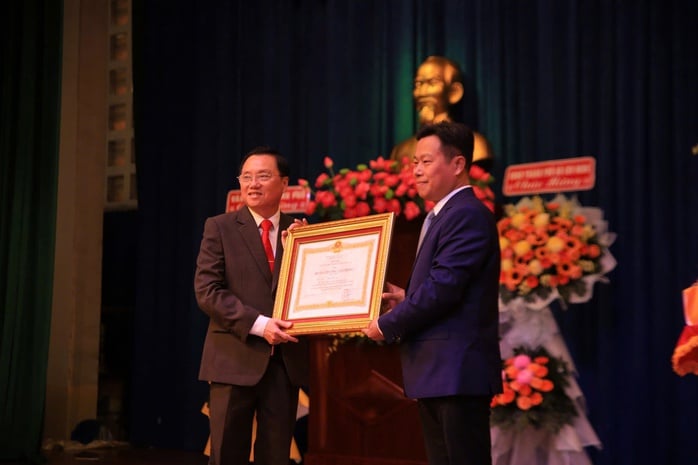 Hiệu trưởng Trường CĐ Công nghệ Thủ Đức nhận Huân chương Lao động hạng Nhì  - Ảnh 1.