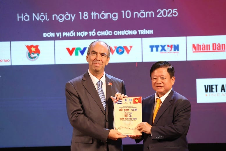 Sammendrag av programmet for å støtte det kubanske folket og utdeling av priser for komponering av vietnamesisk-cubanske sanger - Bilde 3. Tổng kết chương trình vận động ủng hộ nhân dân Cuba và trao giải sáng tác ca khúc Việt Nam-Cuba- Ảnh 3.