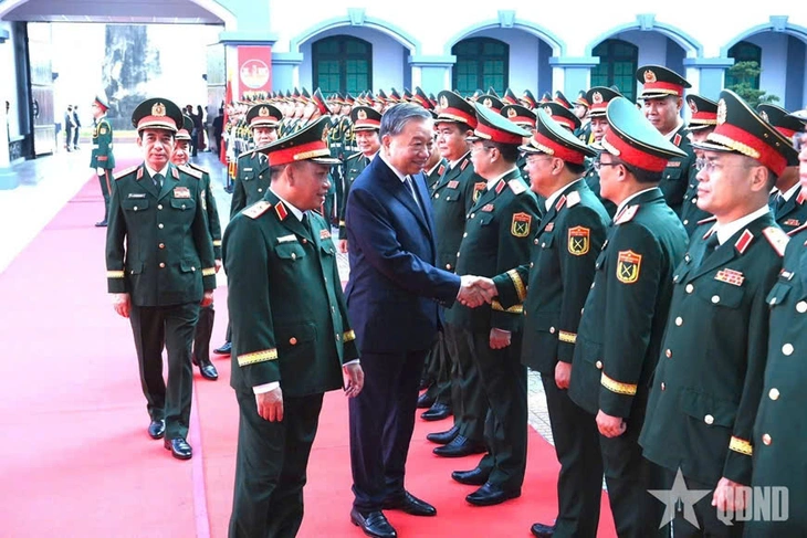 El Secretario General To Lam entrega la Medalla Ho Chi Minh al Departamento General II - Foto 1. Tổng Bí thư Tô Lâm trao Huân chương Hồ Chí Minh cho Tổng cục II - Ảnh 1.