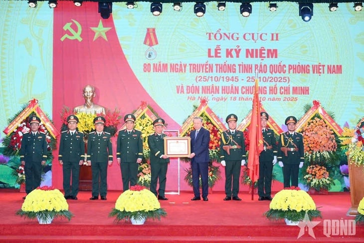 El Secretario General To Lam entrega la Medalla Ho Chi Minh al Departamento General II - Foto 3. Tổng Bí thư Tô Lâm trao Huân chương Hồ Chí Minh cho Tổng cục II - Ảnh 4.