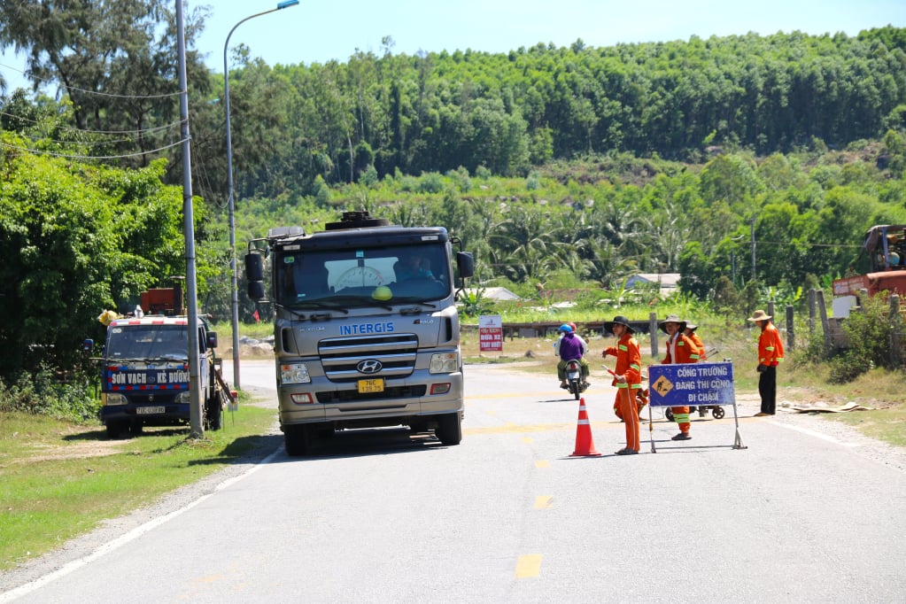 Regular maintenance and repair work on roads in Quang Ngai is being carried out urgently. Photo: Le Danh