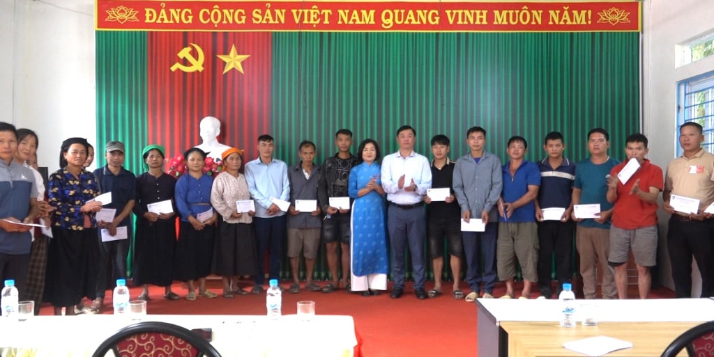ថ្នាក់ដឹកនាំរណសិរ្សមាតុភូមិខេត្តបានបង្ហាញប្រាក់ឧបត្ថម្ភដល់ប្រជាពលរដ្ឋចំនួន ៥០គ្រួសារ ដែលរងគ្រោះដោយខ្យល់ព្យុះលេខ១០ និង១១។