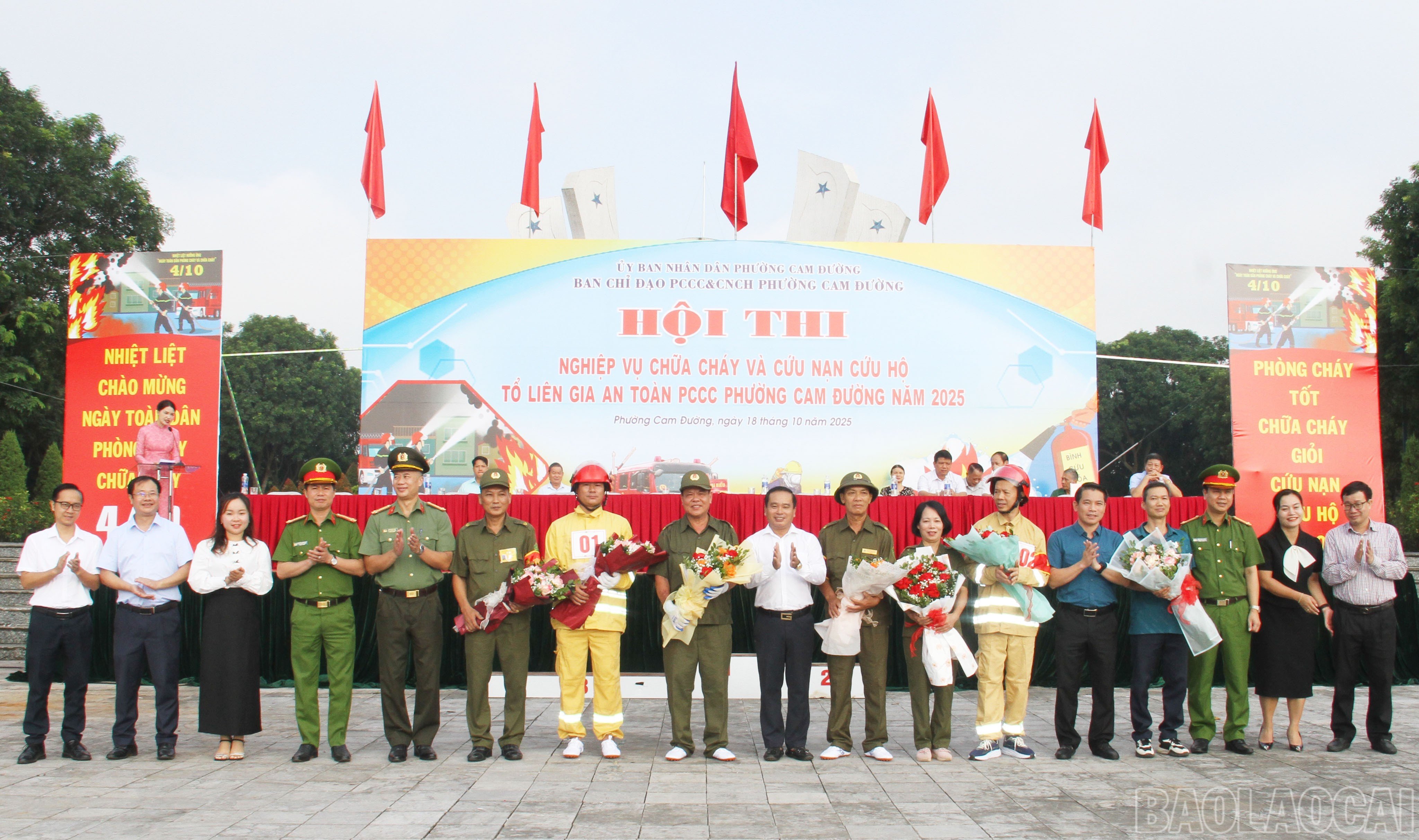 Ban Tổ chức tặng hoa chúc mừng các đội thi.