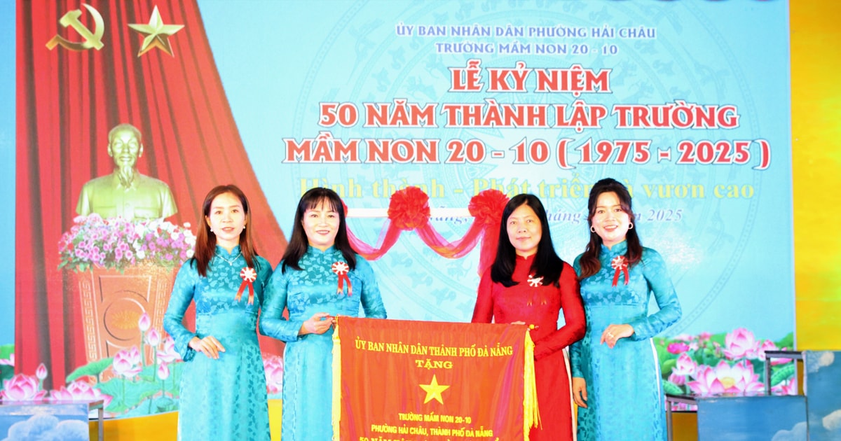 Trường Mầm non 20 – 10 đón nhận Cờ thi đua của UBND thành phố