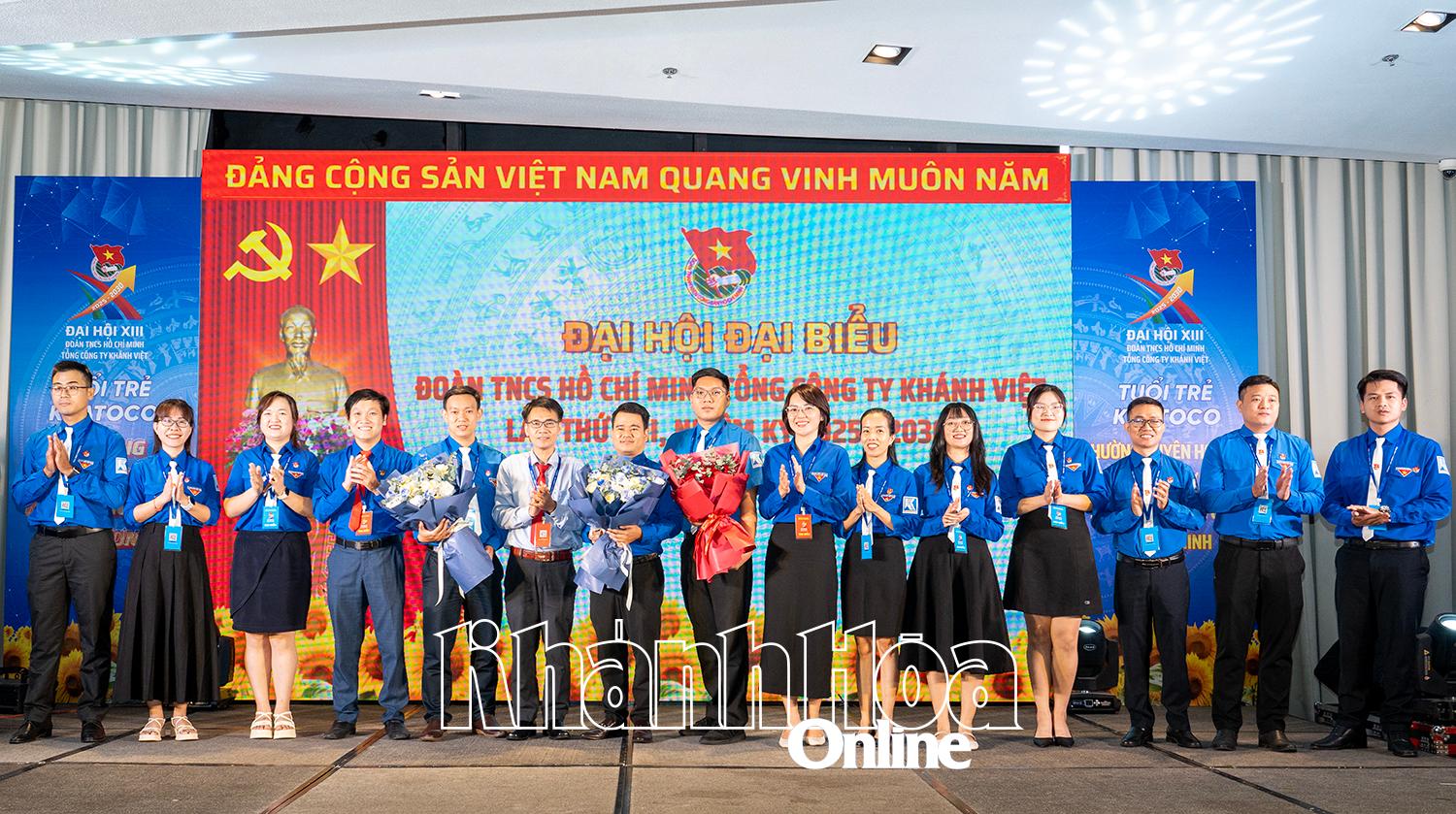Lãnh đạo Tổng Công ty Khánh Việt, lãnh đạo Tỉnh Đoàn tặng hoa chúc mừng Ban chấp hành Đoàn Thanh niên Khatoco nhiệm kỳ 2025-2030 