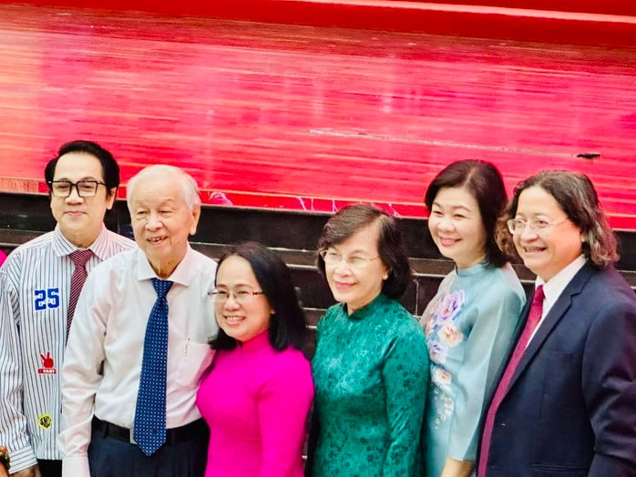 Đan Trường, Lâm Vỹ Dạ và nhiều nghệ sĩ xúc động tham dự Hội nghị tổng kết 50 năm nền VHNT TP HCM - Ảnh 1.
