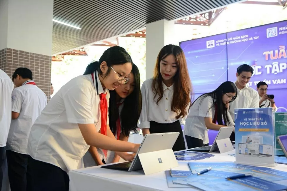 Học sinh hào hứng trải nghiệm hệ sinh thái học liệu số. Ảnh minh họa. (Nguồn: SGD/Thanhnien)