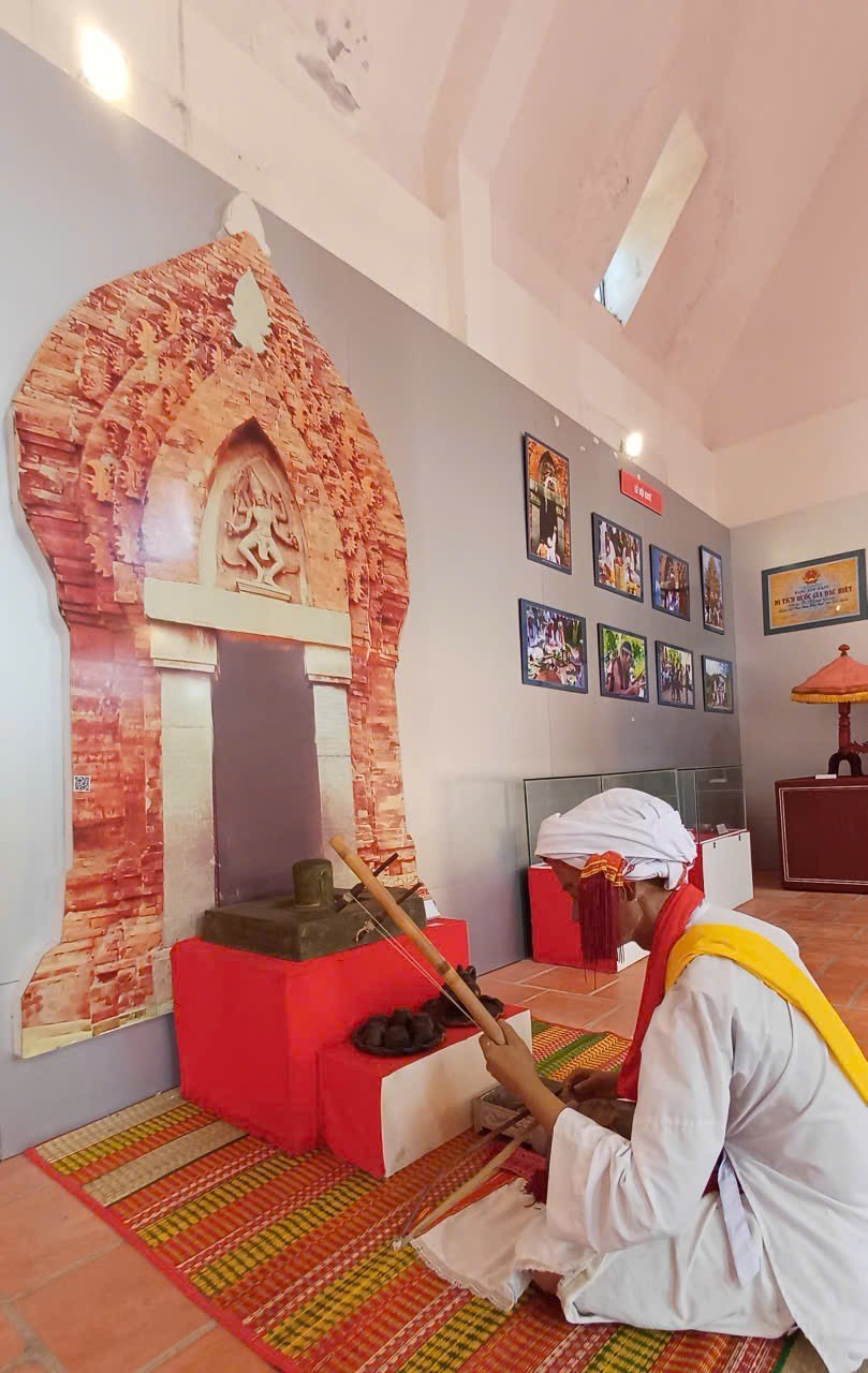 Khanh Hoa: Tentoonstelling en introductie van foto's en artefacten over het Kate Festival - foto 4