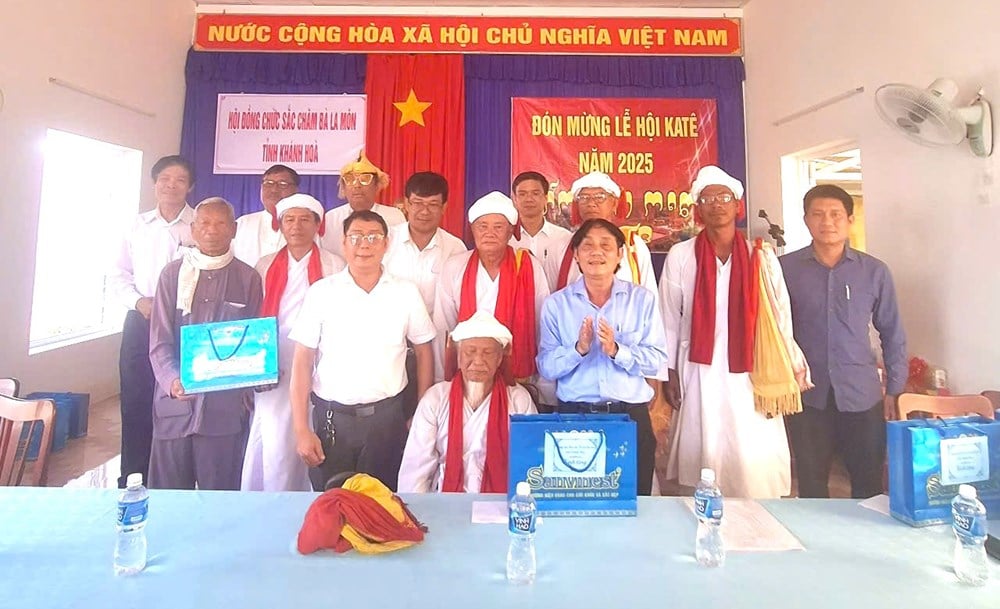 Khanh Hoa: Tentoonstelling en introductie van foto's en artefacten over het Kate Festival - foto 7