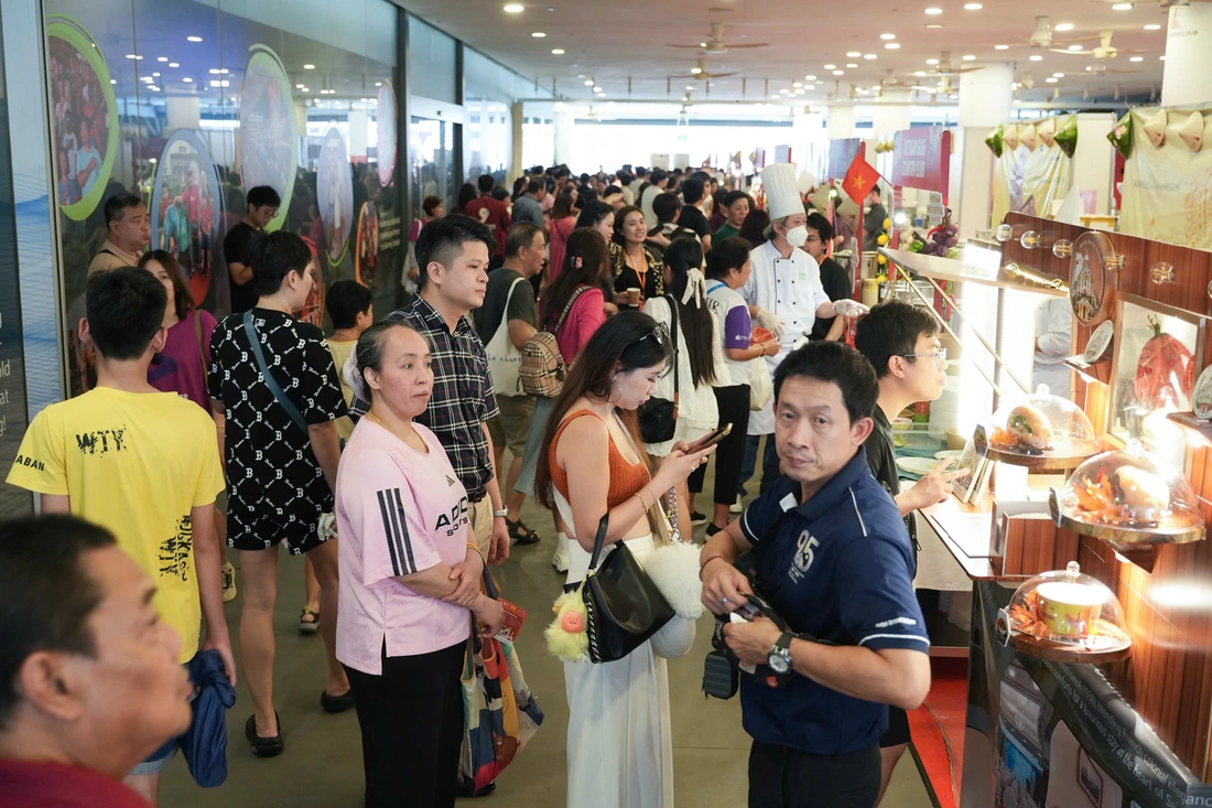 Le festival vietnamien Pho vient d'ouvrir : le Pho est complet, la soupe de nouilles au bœuf et le pain de Hue ne sont pas loin derrière - Photo 8. Vietnam Phở Festival - Ảnh 8.