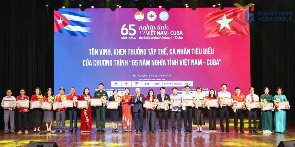 ທ່ານປະທານສະພາກາແດງແຂວງ ກວາງນິງ ເລວັນແທ່ງ (ທີ 4 ຈາກຂວາ) ເປັນກຽດເຂົ້າຮ່ວມພິທີປິດໂຄງການ.