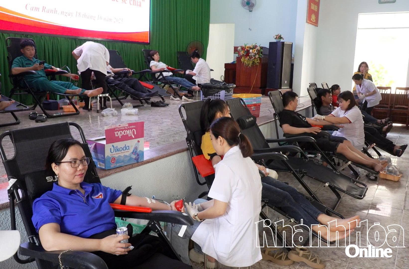Escena de sesión de donación voluntaria de sangre.