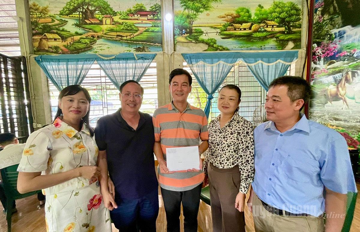 កាសែត Tuyen Quang ធ្វើបទបង្ហាញ វិទ្យុ និងទូរទស្សន៍ និងឧបត្ថម្ភថវិកាឧបត្ថម្ភដល់ឃុំ Yen Phu ។